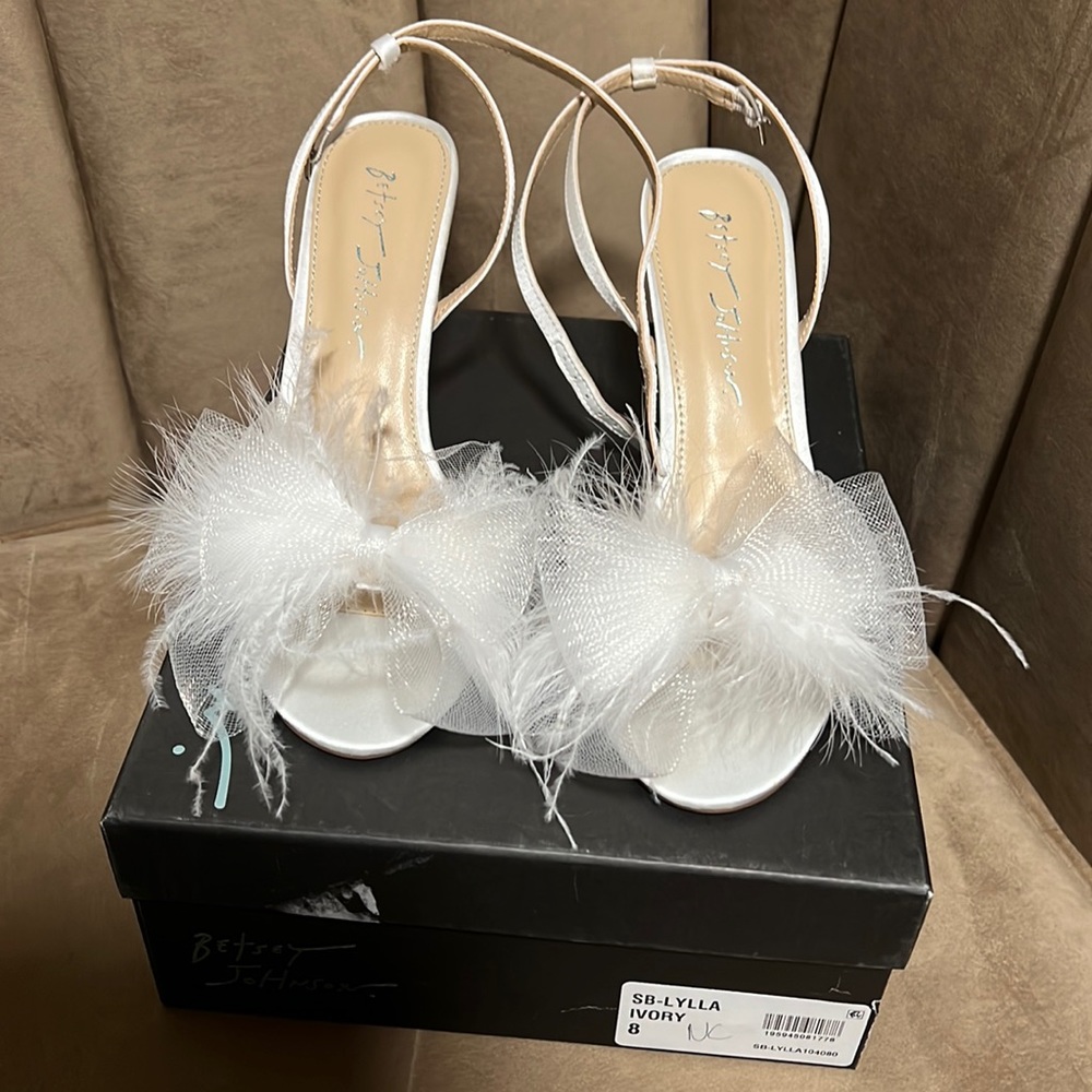 Betsey Johnson LYLLA bridal heels with feather bow size 8